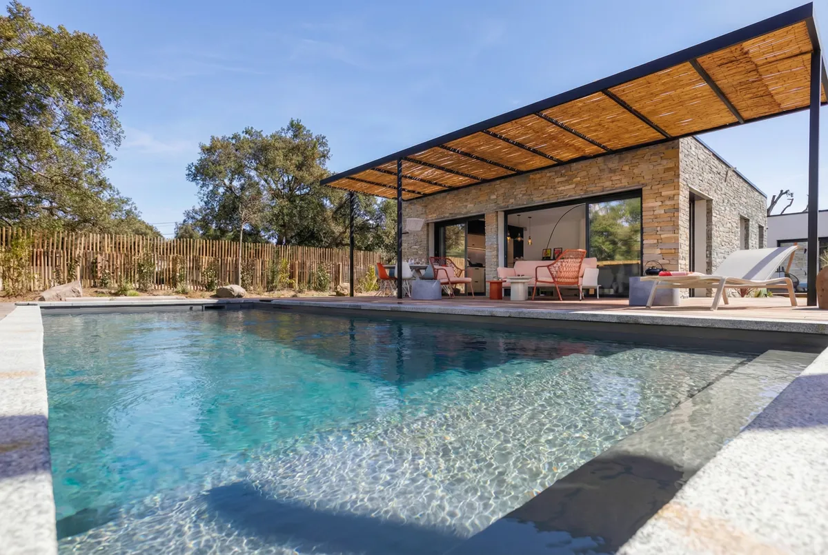 Villa d'Amichi avec piscine à Zonza, location saisonnière gérée par Inastia en Corse